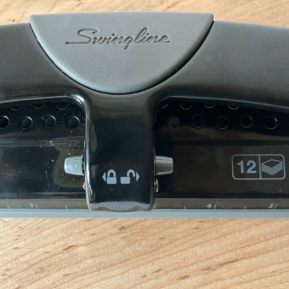Swingline 3 Hole Punch Desktop Hole Puncher With Original Box - Picture 2 of 6